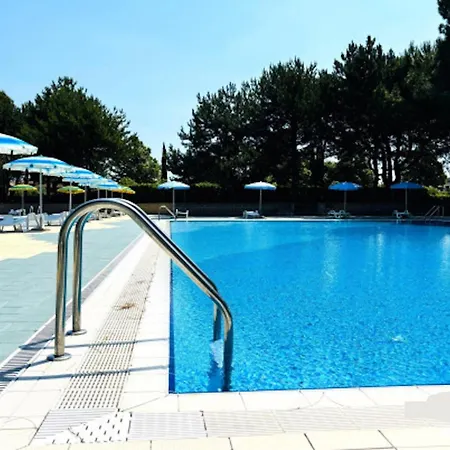 Relaxing By The Pool Apartment *