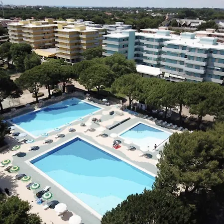 Relaxing By The Pool Apartment