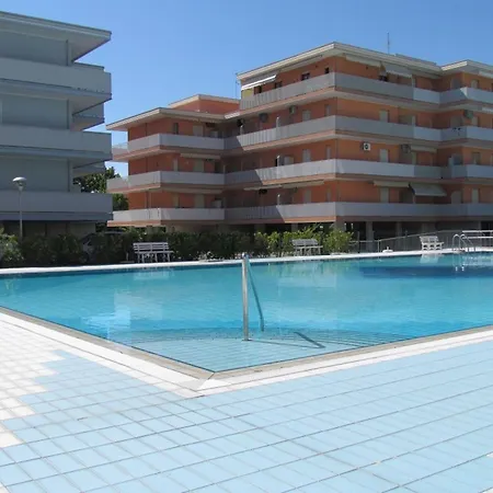 Relaxing By The Pool Apartment *
